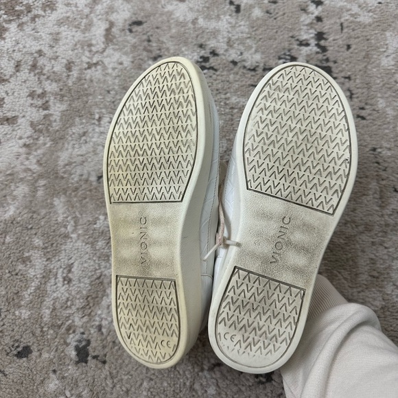 Vionic White Sneakers Size 7 - Picture 4 of 5